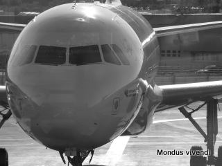 avion en noir et blanc