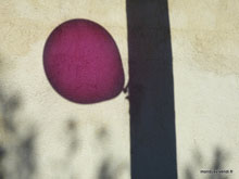 ballon qui se reflète sur un mur